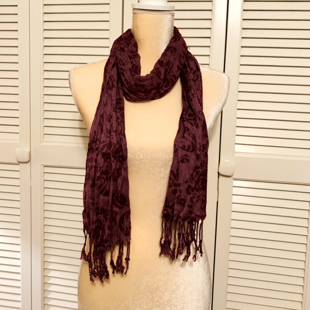 🏝 3/$15 Beautiful, elegant, maroon scarf.